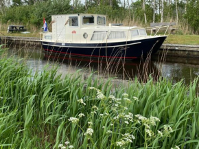 Boat Ella - kamperen op het water -niet om mee te varen -read host profile-lees hostprofiel, Jutrijp
